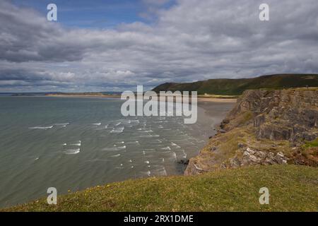 Paesaggio estivo su Worm's Head e Rhosilli Bay in Galles Foto Stock