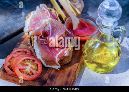 pane tostato con pomodoro, olio d'oliva e prosciutto iberico alimentato a ghianda Foto Stock