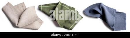 Set di tovaglioli in tessuto di lino isolato su sfondo bianco. Tovaglioli di cotone morbido beige, verde, blu. Foto Stock