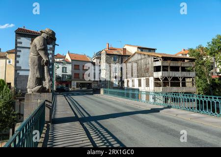 Maringues. La monumentale scultura del conciatore sul ponte. Appartamento Puy de Dome. Auvergne-Rhone-Alpes. Francia Foto Stock