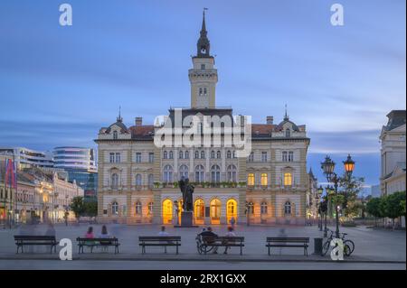 La Piazza del Municipio a Novi Sad, Serbia, è una storica e vivace piazza centrale nel cuore della città, con il municipio illuminato come suo Foto Stock