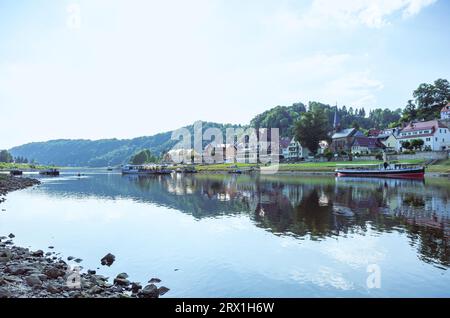 Pittoresco paesaggio fluviale dell'Elba e sfondo della Stadt Wehlen con vista sulle montagne di arenaria dell'Elba, la Svizzera sassone, la Sassonia, la Germania. Foto Stock