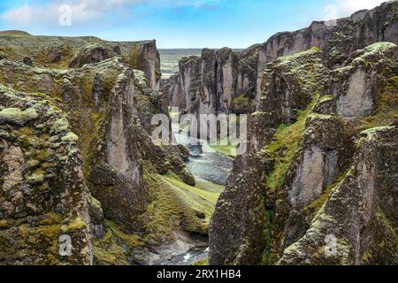 Sussurri di storie antiche: La bellezza senza tempo di Fjaðrárgljúfur scolpita dalle mani della natura. Foto Stock