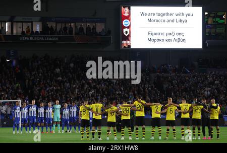 Brighton e Hove, Regno Unito. 21 settembre 2023. Giocatori e funzionari osservano un minuto di silenzio nei confronti delle persone colpite dalle tragedie in Marocco e Libia prima della partita di UEFA Europa League presso lo Stadio AMEX, Brighton e Hove. Il credito fotografico dovrebbe leggere: Paul Terry/Sportimage Credit: Sportimage Ltd/Alamy Live News Foto Stock