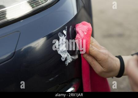 Pasta lucidante manuale per auto con panno in microfibra per la pulizia dei dettagli Valet vernice vernice per veicoli Foto Stock