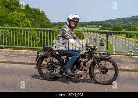 1927, 20s Settanta, British Ajs, A J Stevens & Co (AJS), motocicletta a 1 cil ohv H5 da 350 cc; attraversamento del ponte autostradale a Greater Manchester, Regno Unito Foto Stock
