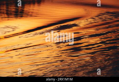 Wellen auf der Wolga im Sonnenuntergang * onde sul fiume Volga al tramonto Foto Stock