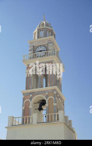 Thira (Santorin): Glockenturm der Kathedrale in Fira gegen hellblauen Himmel* Campanile della cattedrale di San Giovanni a Fira, Santorini contro il cielo blu Foto Stock