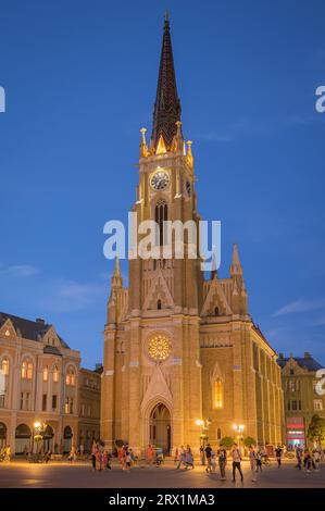 Novi Sad, Serbia - 20 settembre. 2023: Charme senza tempo di Piazza della libertà, Chiesa del nome di Maria nel Novi Sad's Center al tramonto Foto Stock