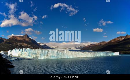 Vista mattutina sul lago Argentino fino al ghiacciaio Perito Moreno nel Parco Nazionale Los Glaciares, Patagonia, Argentina Foto Stock