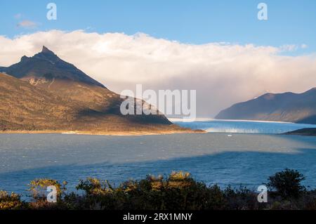 Vista mattutina sul lago Argentino fino al ghiacciaio Perito Moreno nel Parco Nazionale Los Glaciares, Patagonia, Argentina Foto Stock