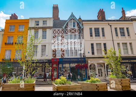 Oxford, Regno Unito. 25 luglio 2023. Vista della splendida architettura storica e dei negozi moderni lungo Broad Street nella città universitaria di Oxford. (Foto di John Wreford/SOPA Images/Sipa USA) credito: SIPA USA/Alamy Live News Foto Stock