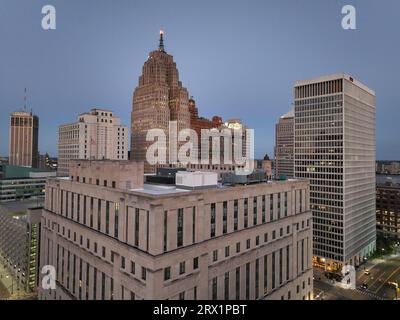 Una vista mozzafiato dello skyline della città di notte, presa dalla cima di un alto edificio Foto Stock