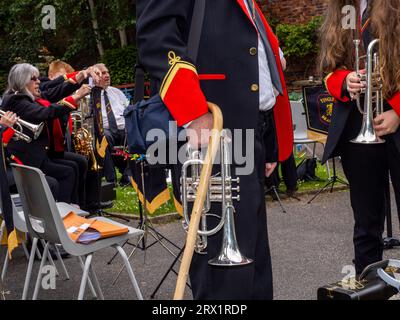 La band Tingley Brass si esibisce la domenica pomeriggio a Rounhay Park, Leeds, Regno Unito. Foto Stock