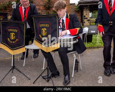 La band Tingley Brass si esibisce la domenica pomeriggio a Rounhay Park, Leeds, Regno Unito. Foto Stock