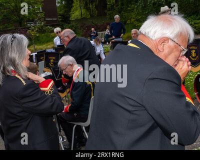 La band Tingley Brass si esibisce la domenica pomeriggio a Rounhay Park, Leeds, Regno Unito. Foto Stock