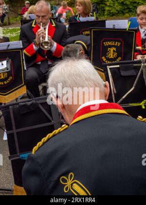 La band Tingley Brass si esibisce la domenica pomeriggio a Rounhay Park, Leeds, Regno Unito. Foto Stock