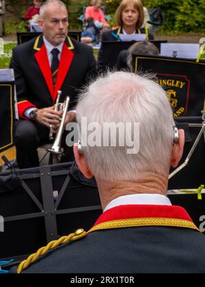 La band Tingley Brass si esibisce la domenica pomeriggio a Rounhay Park, Leeds, Regno Unito. Foto Stock