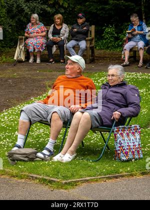 La band Tingley Brass si esibisce la domenica pomeriggio a Rounhay Park, Leeds, Regno Unito. Foto Stock