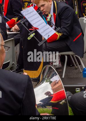 La band Tingley Brass si esibisce la domenica pomeriggio a Rounhay Park, Leeds, Regno Unito. Foto Stock