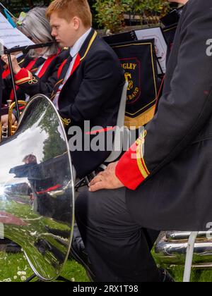 La band Tingley Brass si esibisce la domenica pomeriggio a Rounhay Park, Leeds, Regno Unito. Foto Stock