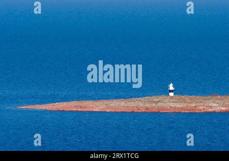 Isola rocciosa con faro a Hoega Kusten, Svezia Foto Stock