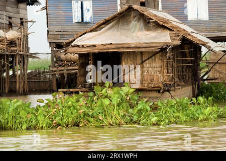 Tradizionale casa di pesca rurale sul lago Tonle SAP in Cambogia, villaggio di Kompong Khleang Foto Stock