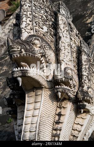 Scultura dei serpenti Naga nel Tempio di Wat Chedi Luang a Chiang mai, Thailandia Foto Stock