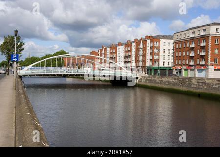 Ponte James Joyce sul fiume Liffey e case a schiera nella città di Dublino in Irlanda Foto Stock