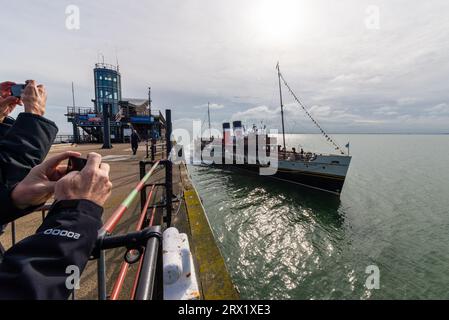 Southend Pier, Southend on Sea, Essex, Regno Unito. 22 settembre 2023. Lanciato nel 1946, Waverley è l'ultimo piroscafo a pale per la navigazione marittima al mondo e si è Unito al molo di Southend on Sea per portare i passeggeri a bordo per una piacevole crociera nell'estuario del Tamigi per vedere le fortezze in tempo di guerra. Il viaggio è stato promosso come celebrazione del Southend Pier che è stato premiato come Pier of the Year 2023. Arrivo accanto Foto Stock