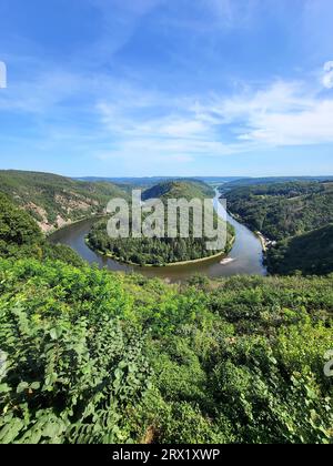 Vista aerea del Saar Loop. La Saar si snoda attraverso la valle ed è circondata da verdi foreste. Orscholz, Mettlach, Saarland, Germania Foto Stock