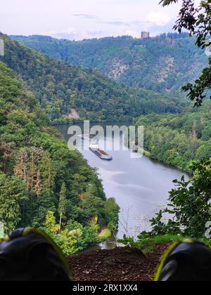 Vista aerea del Saar Loop. La Saar si snoda attraverso la valle ed è circondata da verdi foreste. Orscholz, Mettlach, Saarland, Germania Foto Stock