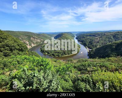 Vista aerea del Saar Loop. La Saar si snoda attraverso la valle ed è circondata da verdi foreste. Orscholz, Mettlach, Saarland, Germania Foto Stock