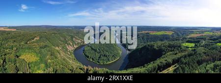 Vista aerea del Saar Loop. La Saar si snoda attraverso la valle ed è circondata da verdi foreste. Orscholz, Mettlach, Saarland, Germania Foto Stock