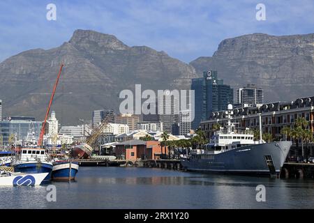 Vista della Table Mountain dal Victoria and Alfred Waterfront, città del Capo, Western Cape Province, Sudafrica, Africa Foto Stock