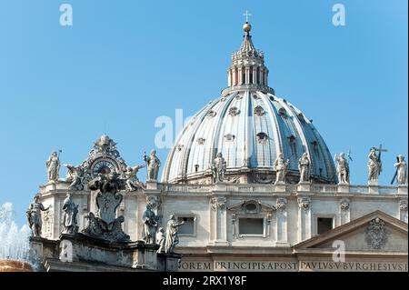 Vista della cupola di St Basilica di Pietro costruita da Michelangelo, sul lato sinistro dell'orologio a quadri di Giuseppe Valadier che mostra il CET centrale Foto Stock