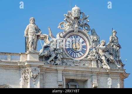 Vista sulla cupola dell'orologio destro di St Basilica di Pietro di Giuseppe Valadier con orologio a mano singola che mostra l'ora locale effettiva in base alla posizione di Foto Stock