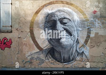 Ritratto di una donna anziana su una facciata di una vecchia casa, Parigi, Francia, Street art Foto Stock