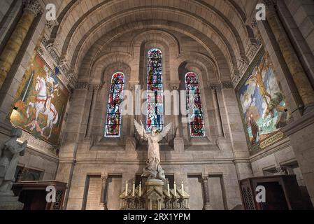 Altare laterale con la figura di San Giorgio nella Basilica del Sacro cuore, chiesa di Motmartre, Parigi, Francia Foto Stock