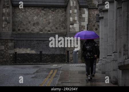 Ombrelloni in uso in un giorno buio e piovoso nel centro della città durante un periodo di maltempo. Dublino, Irlanda Foto Stock
