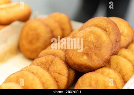 Belyashi tradizionale russo. Piccole torte fritte con carne e cipolla. Foto Stock