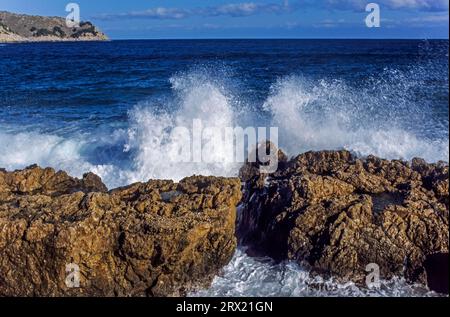 Surf in mare al CAP DE FREU, surf in mare al CAP DE FREU, isola di Maiorca, isola di Maiorca Foto Stock