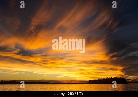 Tramonto sul lago Astotin, parco nazionale di Elk Island, Canada Foto Stock