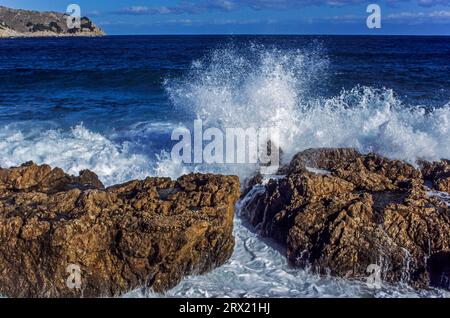 Surf in mare al CAP DE FREU, surf in mare al CAP DE FREU, isola di Maiorca, isola di Maiorca Foto Stock