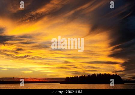 Tramonto sul lago Astotin, parco nazionale di Elk Island, Canada, Nord America Foto Stock