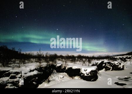 Aurora boreale e canyon di Abiskojakka in inverno, canyon di Abiskojakka e aurora boreale in inverno, parco nazionale di Abisko, Norrbotten Foto Stock