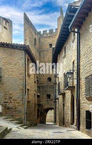 Passeggia per le strade della città medievale di SOS del Rey Catolico, Spagna Foto Stock