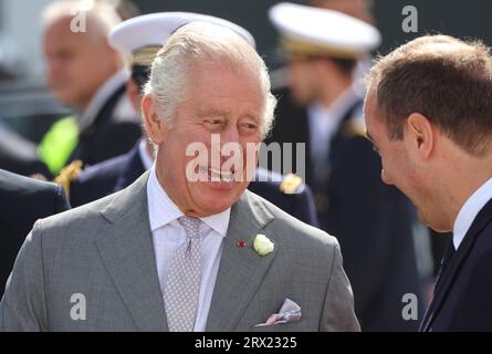 Re Carlo III arriva all'aeroporto di Bordeaux-Merignac, il terzo giorno della visita di stato in Francia. Data immagine: Venerdì 22 settembre 2023. Foto Stock