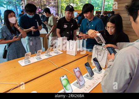 Bangkok, Thailandia. 22 settembre 2023. I clienti ispezionano il nuovo iPhone 15 presso l'Apple Store di Bangkok. I nuovi modelli di iPhone 15, che sono iPhone 15, Plus, Pro e Pro Max, sono stati ufficialmente lanciati per l'acquisto in Thailandia il 22 settembre 2023. Credito: SOPA Images Limited/Alamy Live News Foto Stock