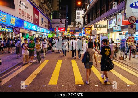 Hong Kong, Cina, 21 giugno 2007: Strada trafficata di notte a Mongkok, a Kowloon, Hong Kong Foto Stock